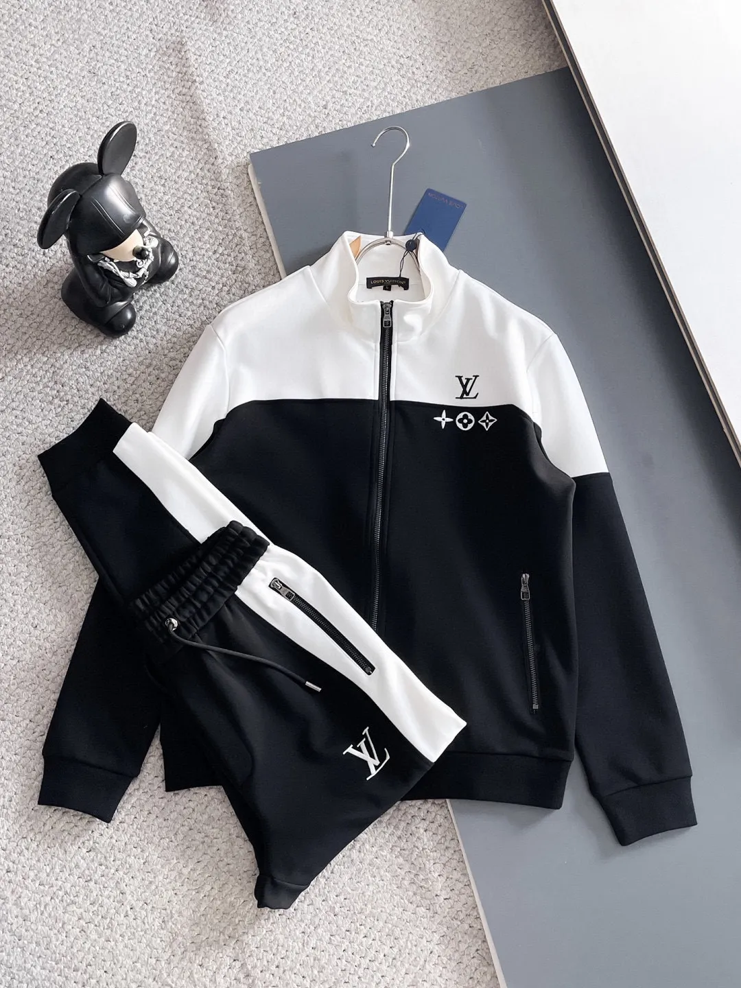 🅿️720 LV hot-selling suit is coming. Focus on the original version of the official website. 2025 new hot-selling cardigan suit. The original order is the best. 🇭🇰The meticulous work of top designers. It has a fitting and perfect upper body effect. All-natural high-quality Tencel Roman cotton 100%, close-fitting comfort, noble and elegant! Original hardware embodies elegance and nobility! Counter size: M-3XL (maximum wear up to 190 pounds)